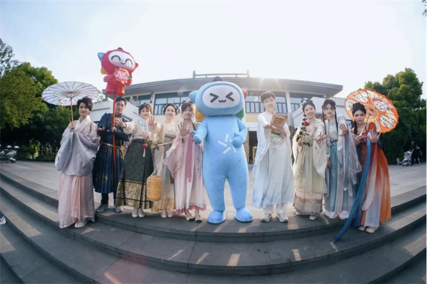 “乐小星樱花号”游东湖