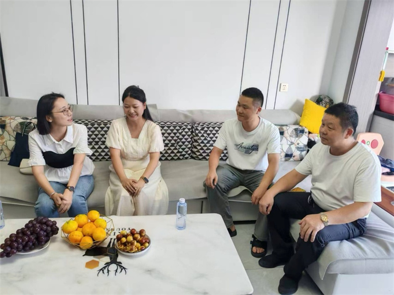 廉政家访活动现场。