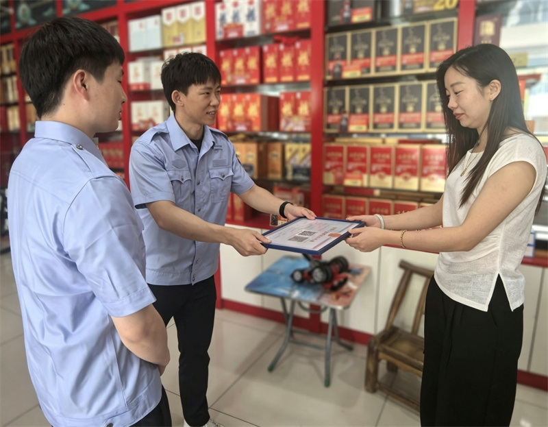 工作人员送证现场。