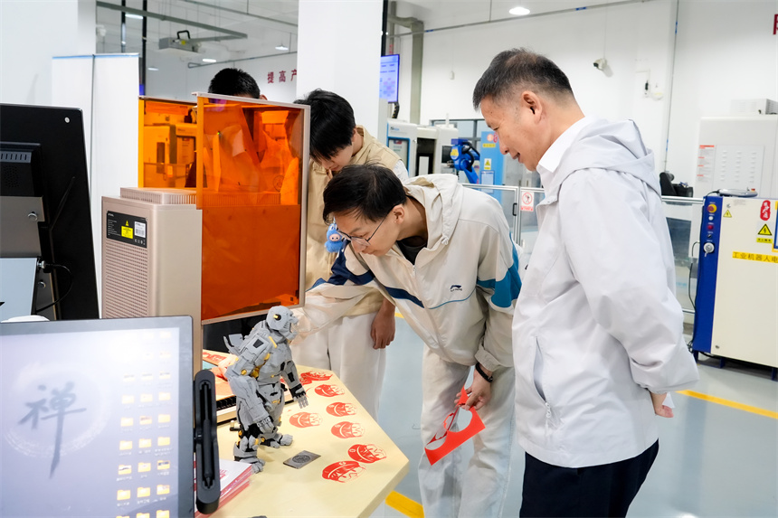 文华学院校领导走进车间了解学生实践情况。