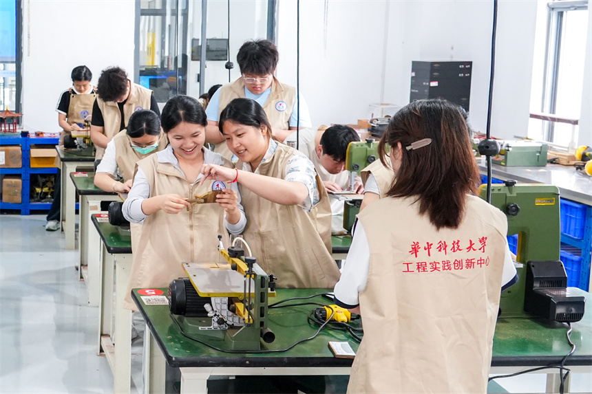 文华学子在华中科技大学劳动实践课堂进行现场实操学习。