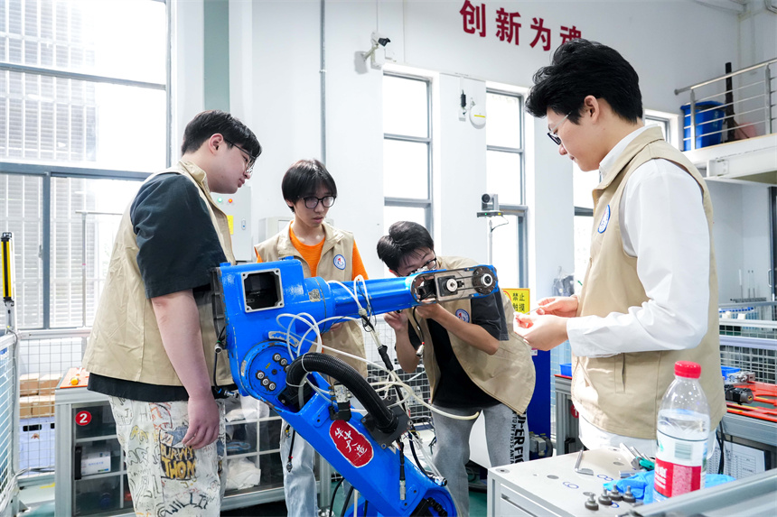 文华学子在华中科技大学劳动实践课堂进行现场实操学习。