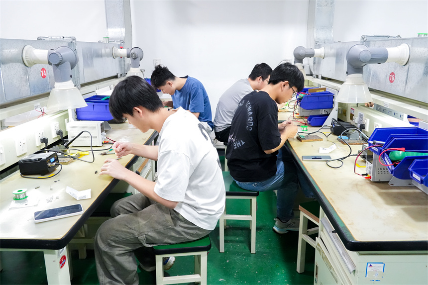 文华学子在华中科技大学劳动实践课堂进行现场实操学习。