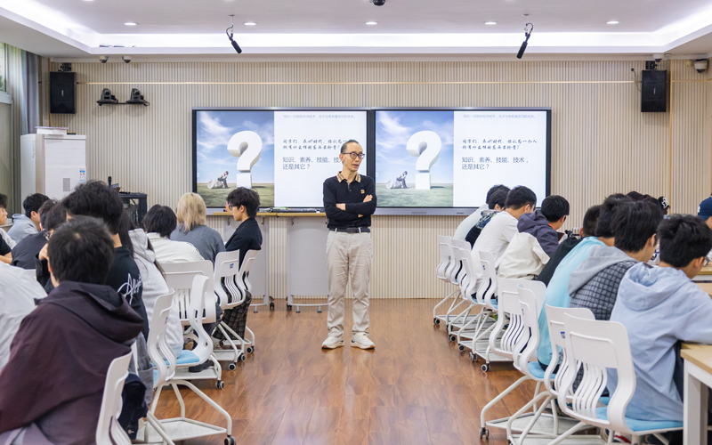 图为学校今年4月份开设的储能微专业开课    摄影：余剑韬