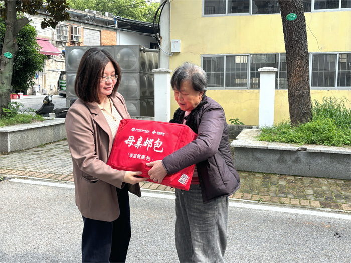 志願者為轄區戶送去“愛心郵包”
