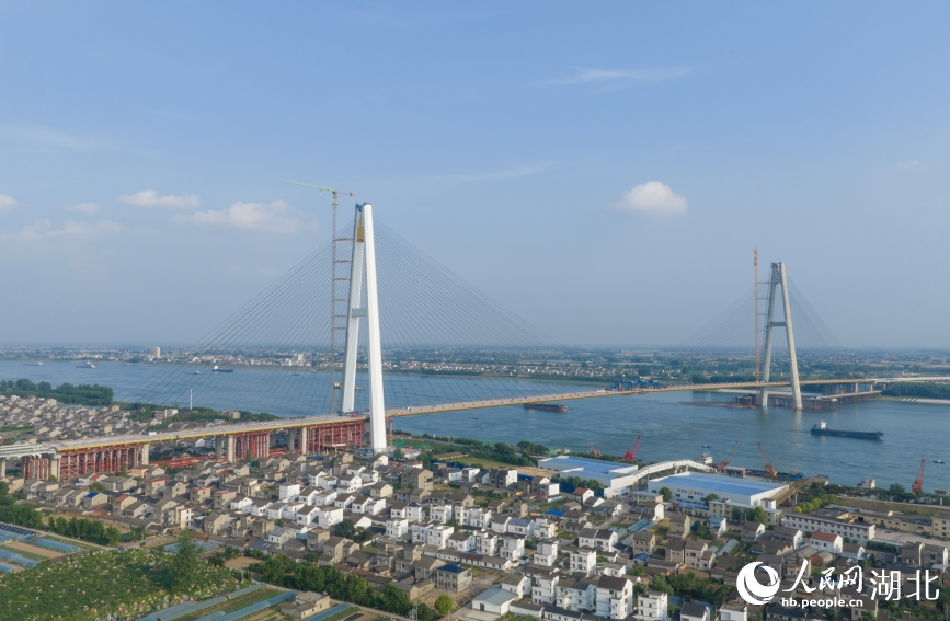 枝江长江大桥建设现场。人民网记者 周恬摄