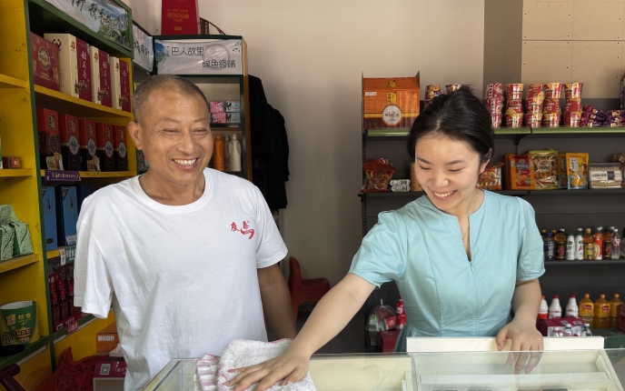 長陽煙草部門青年員工幫扶困難零售戶