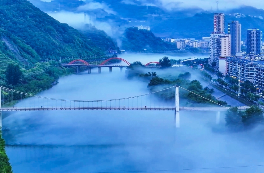 湖北竹山：堵河起薄雾 满城入画来