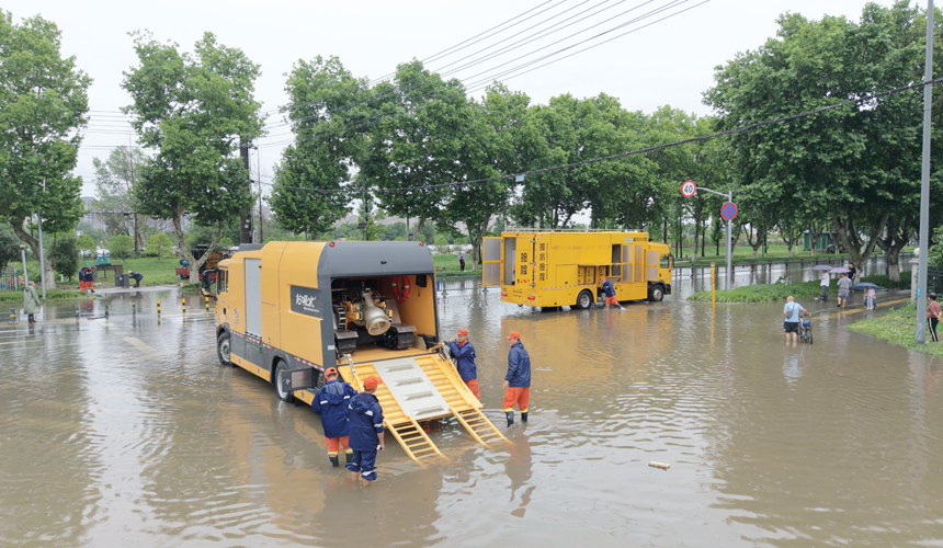 极端暴雨导致湖北荆州发生城市内涝 救援有序进行
