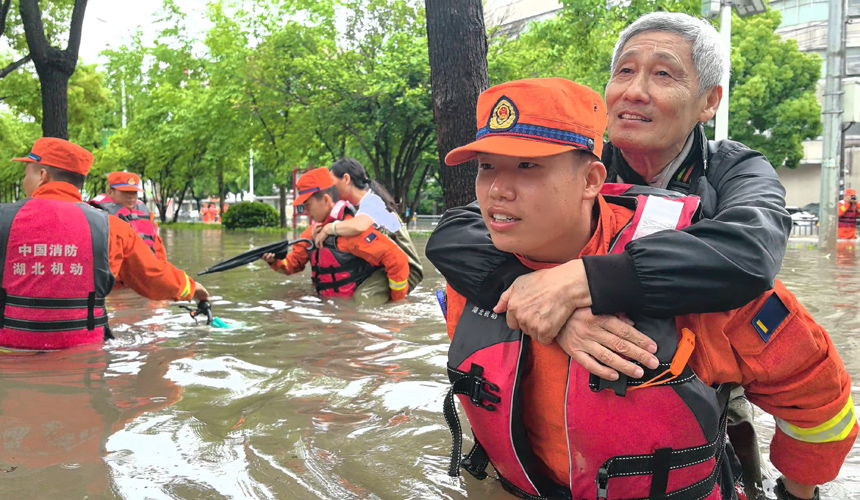 极端暴雨导致湖北荆州发生城市内涝 救援有序进行【2】