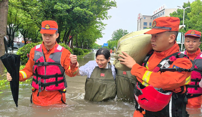 极端暴雨导致湖北荆州发生城市内涝 救援有序进行【3】