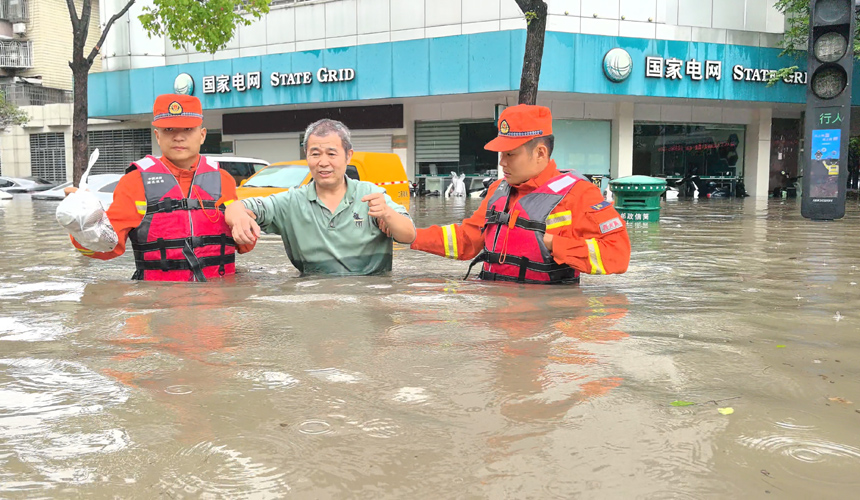 极端暴雨导致湖北荆州发生城市内涝 救援有序进行【4】