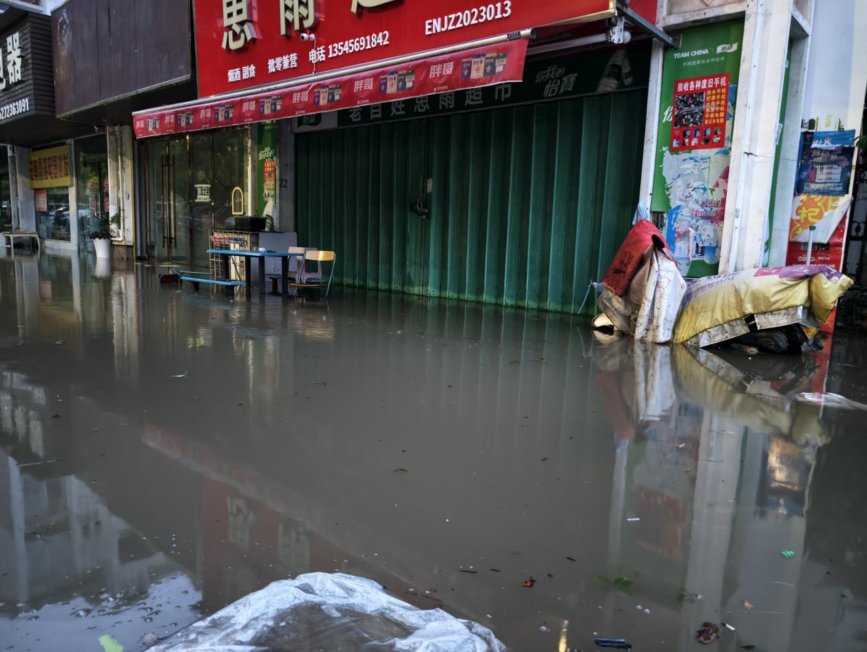 積水漫過荊州區零售戶店鋪（荊州區局陳文強攝）