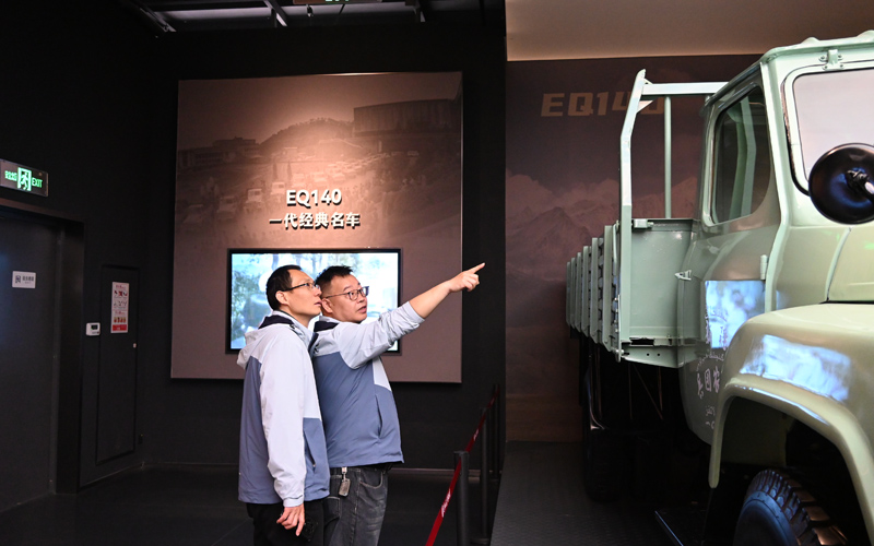 黨員田建強正在介紹經典款式的汽車。譚穎攝