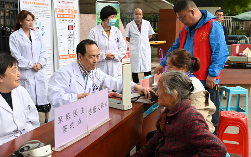 黨員志願者協助社區開展健康義診活動。譚穎攝