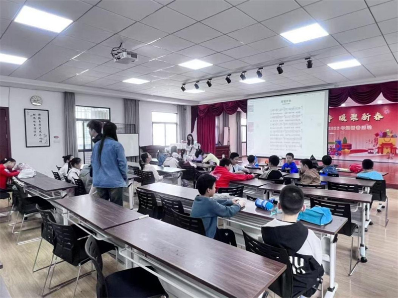 孩子們在“青春聚力”課堂上合唱紅歌。