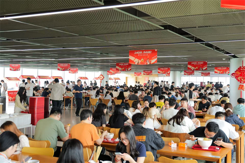 小米武汉总部食堂内，“小龙虾之夜”活动火热进行。