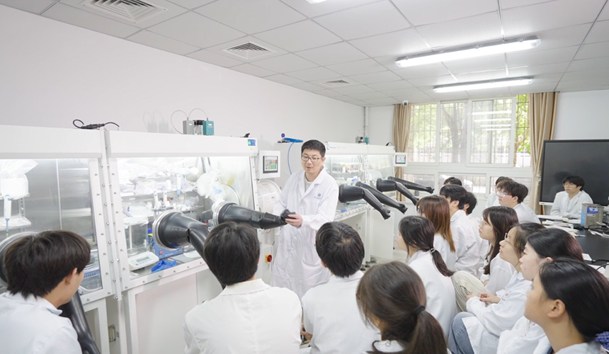 化工學生開展實驗教學活動。江漢大學供圖