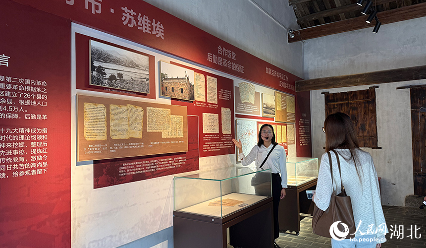 游客参观列宁市苏维埃合作饭堂旧址。人民网记者 周恬摄