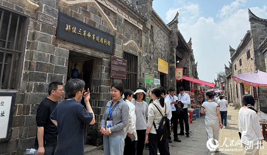 游客参观郑位三革命事迹陈列馆。人民网记者 周恬摄