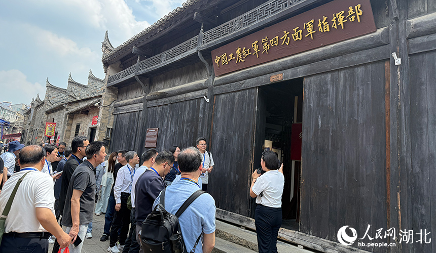游客参观中国工农红军第四方面军指挥部旧址。人民网记者 周恬摄