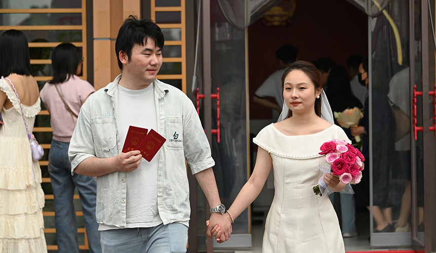 “全國通辦”落地見效 武漢“520”婚姻登記暖心便民【2】