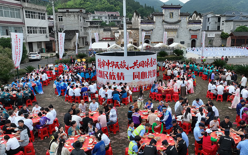 同吃一桌饭，共叙一家亲。程思摄