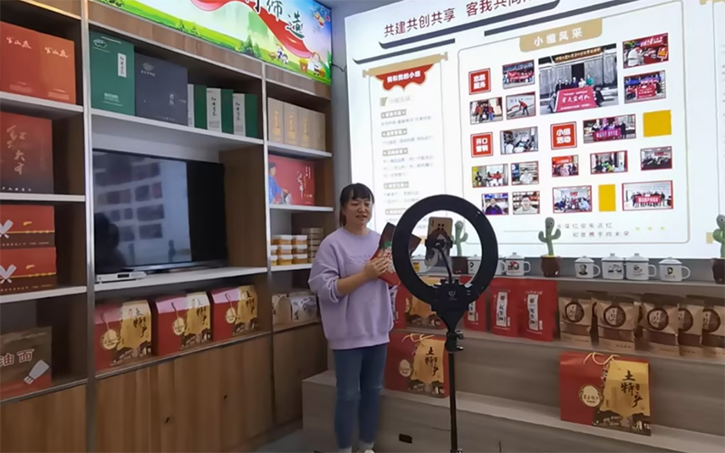 “麻吉好”店主直播推介紅安特色農產品