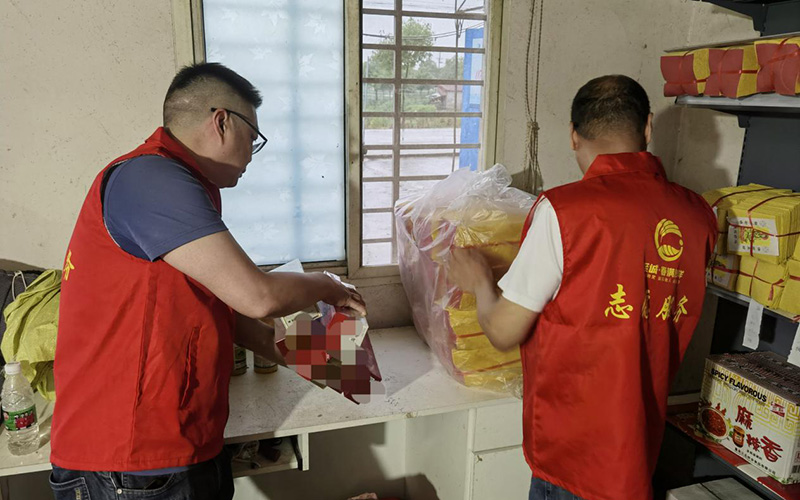志願服務隊幫助零售戶轉移貨物和卷煙。張向宇攝