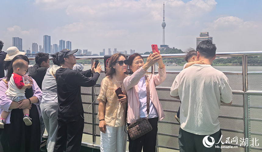 市民在甲板上拍照留念。人民网记者 周雯摄