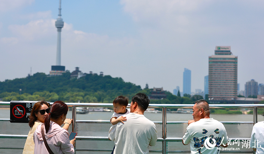市民在甲板上欣赏风景。人民网 彭昀迪摄