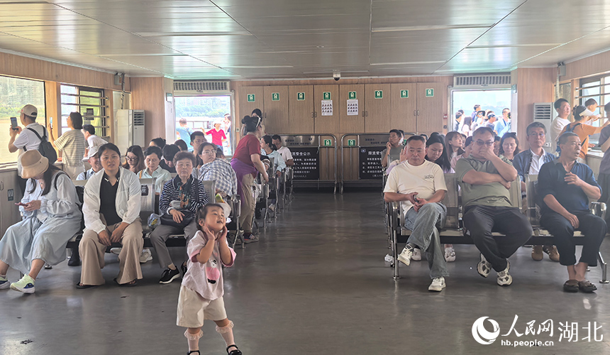 游客在轮渡中休憩。人民网记者 周雯摄