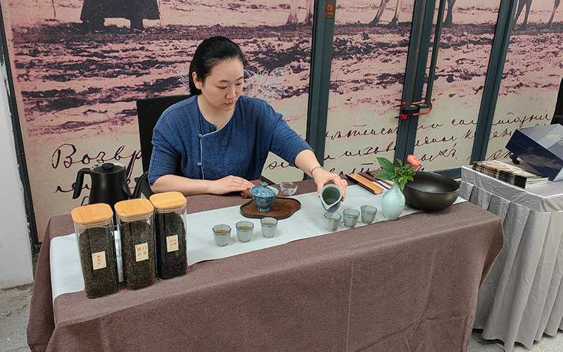 茶艺师在冲泡湖北茶。