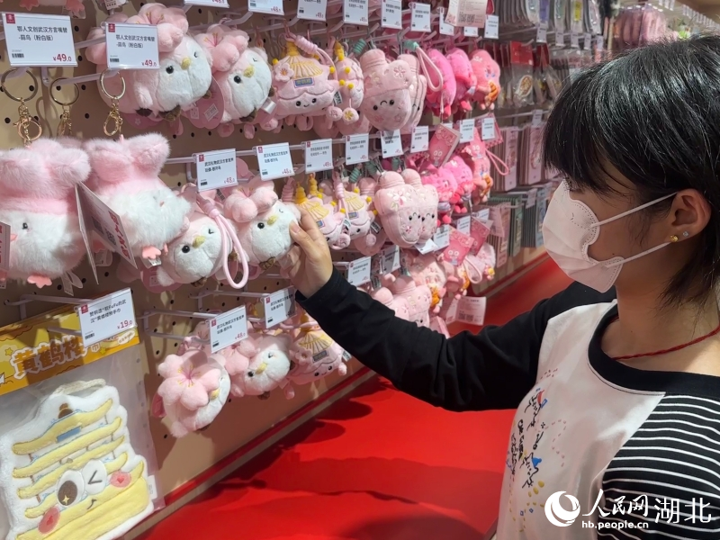 粉色“蒜鳥”吸引眼球。人民網 彭昀迪攝