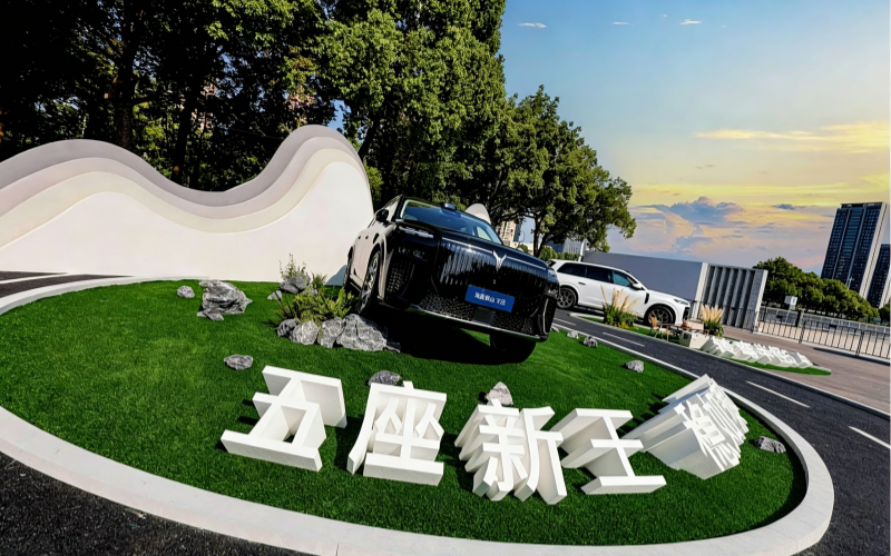 嵐圖泰山X8。
