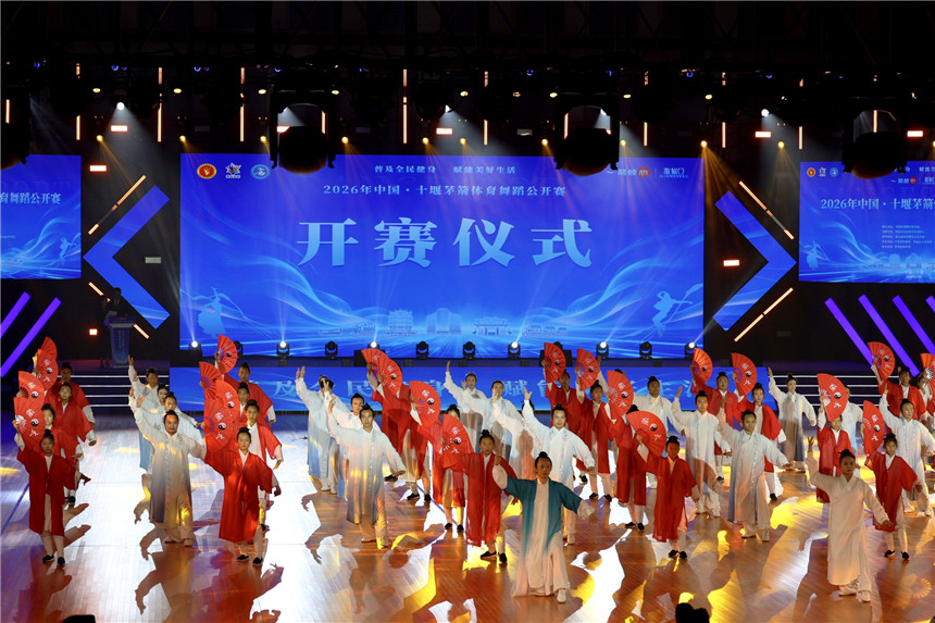 武当功夫艺术团刚柔并济，尽显道家文化底蕴。