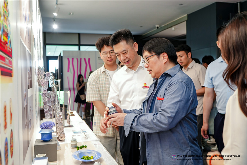 艺术与设计学院院长许开强正在介绍学生作品。