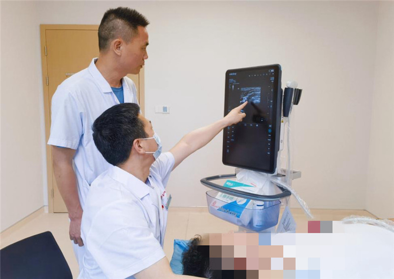 为患者进行脑功能检测。