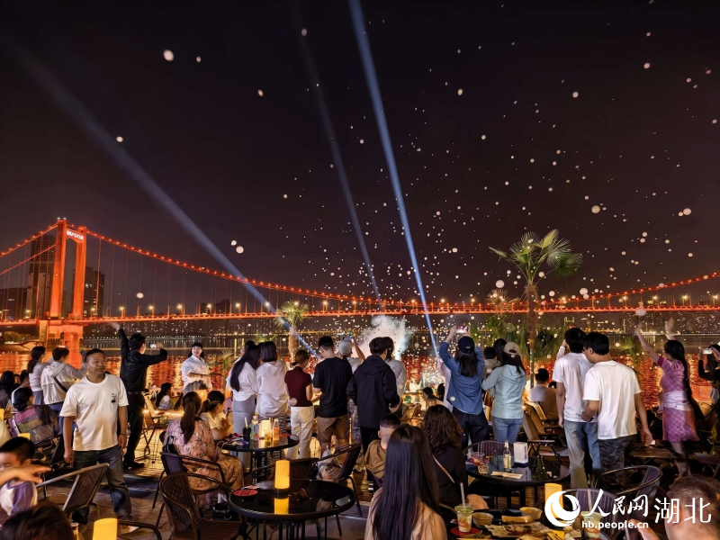 游客们在武昌湾一边用餐，一边欣赏夜景。人民网记者 周倩文摄