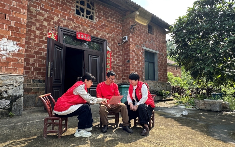 驻村工作队员为村民讲解政策“明白纸”。
