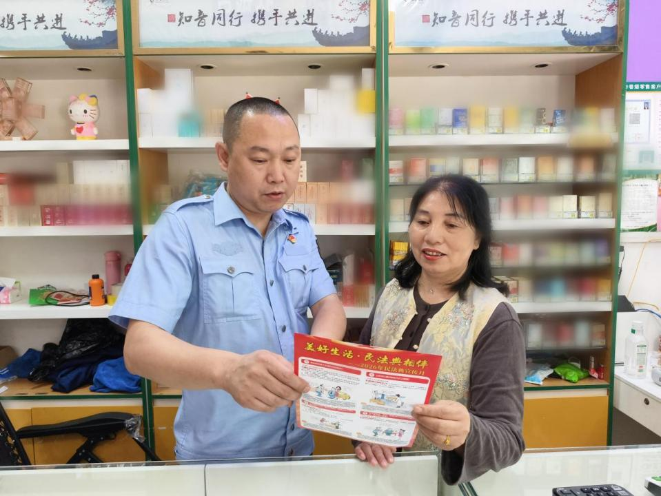荆州区局专卖执法人员入户开展零售户法律知识宣传