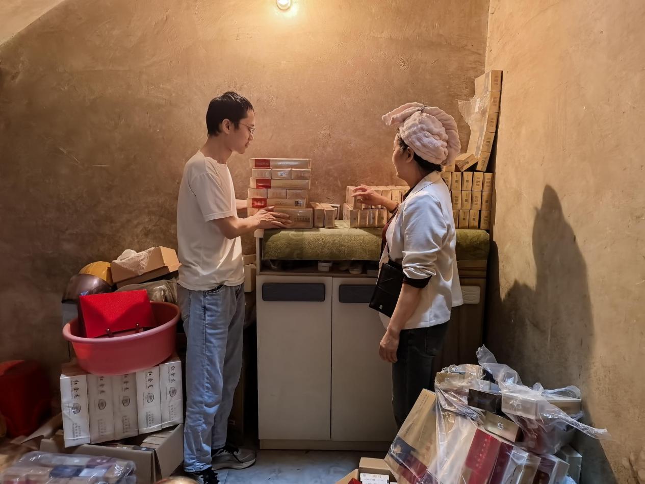 客户经理林泽华（左一）帮助客户搬运、清点卷烟