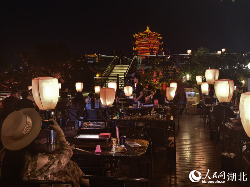 游客正在拍摄黄鹤楼夜景。人民网记者 周雯摄