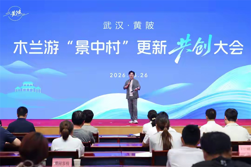 陈铭在大会现场主持。