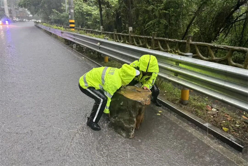 恩施交警及时清理路面落石，消除滚石隐患。