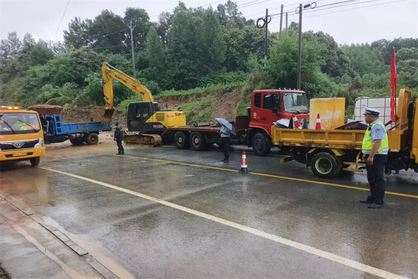 随州交警巡查发现随信高速多处滑坡，联合多部门商讨处置方案。