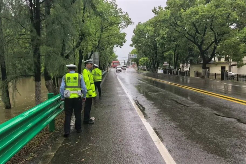 油田交警对重点道路开展集中隐患排查。