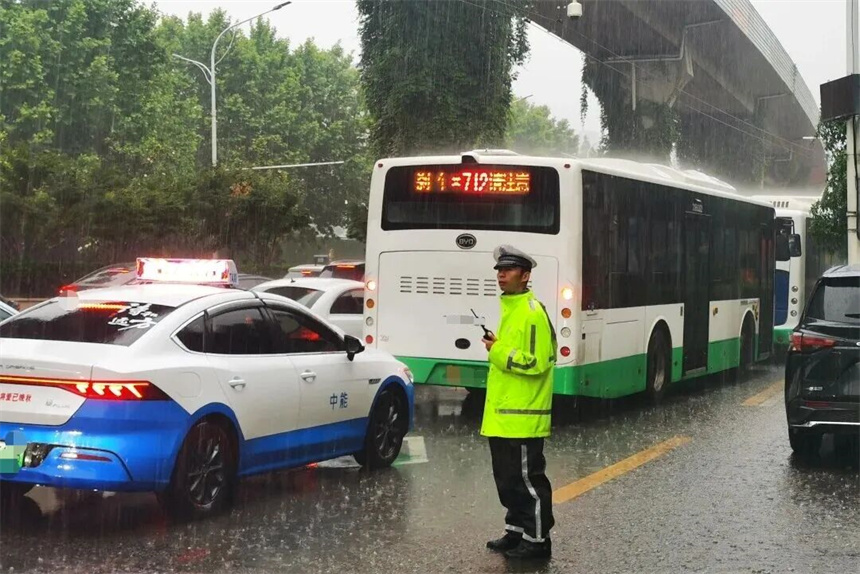 晚高峰暴雨突至，武汉交警驻守重点道路疏导交通。