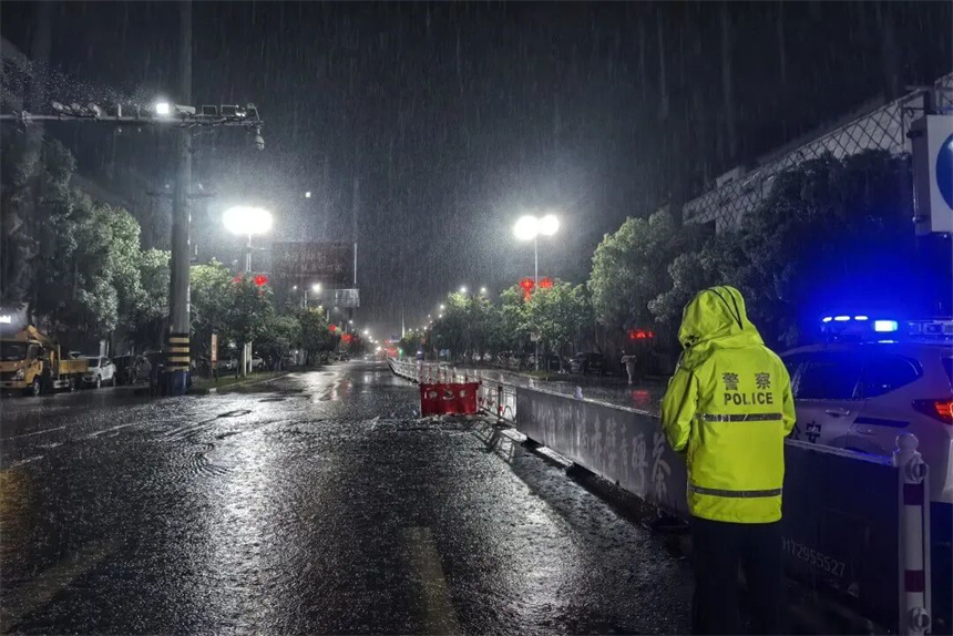 咸宁交警暴雨夜持续巡逻值守，保障辖区交通安全。