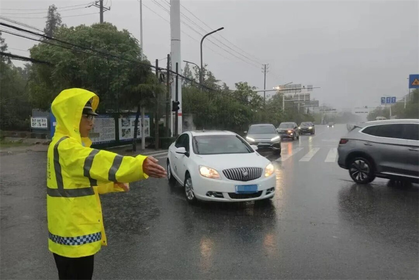 随州交警暴雨中加强路面指挥，确保安全通行。